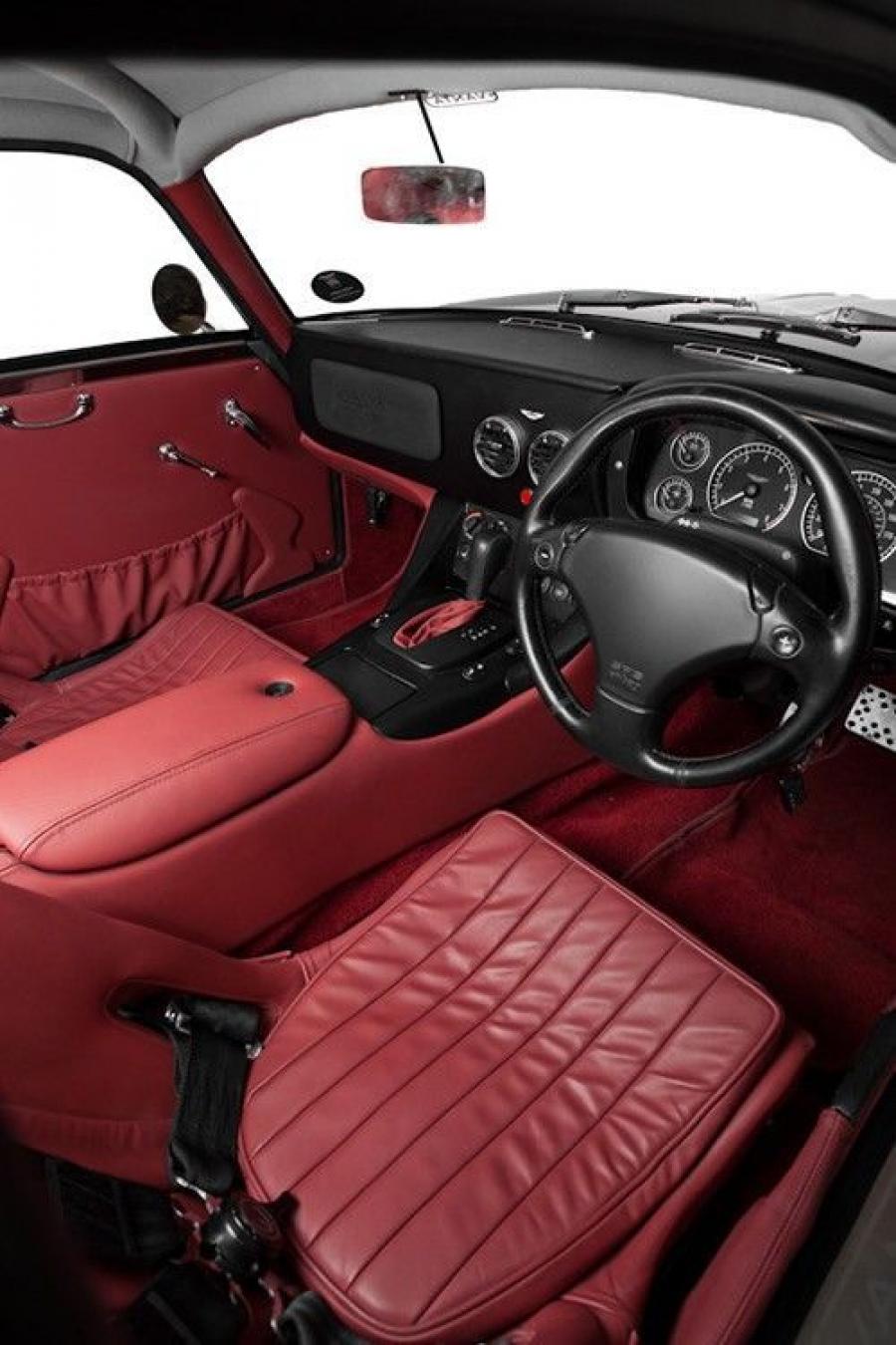 Интерьер Aston Martin DB7 DB4 GT Zagato Evocation 2012 года  (фото 11 из 18)